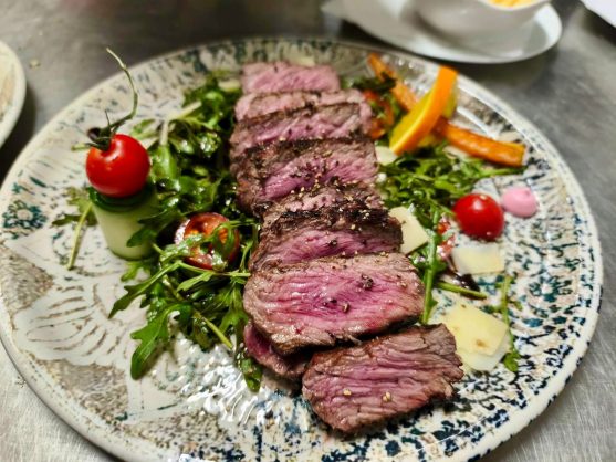 Tagliata vom Rumpsteak mit Rucula und Parmesan